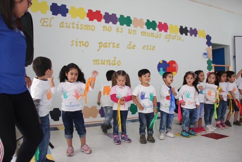 Niños y niñas que participaron en la conmemoración.