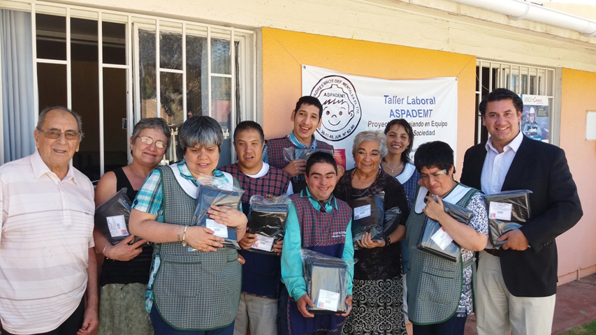 Director Regional de Senadis junto a personas beneficiadas por el proyecto.