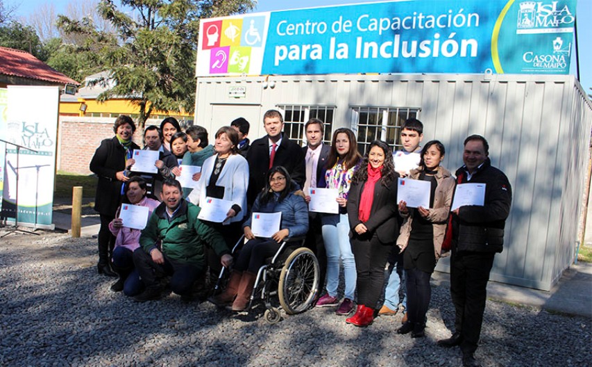 Autoridades del FOSIS y SENADIS junto a emprendedores de Isla de Maipo.