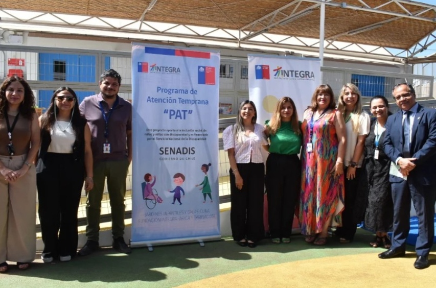 Foto grupal de los participantes en la actividad.