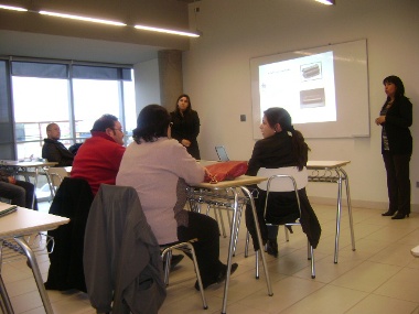 La profesional del SENADIS de la Región de los Lagos, Cheril Quiroz, realizando su exposición.