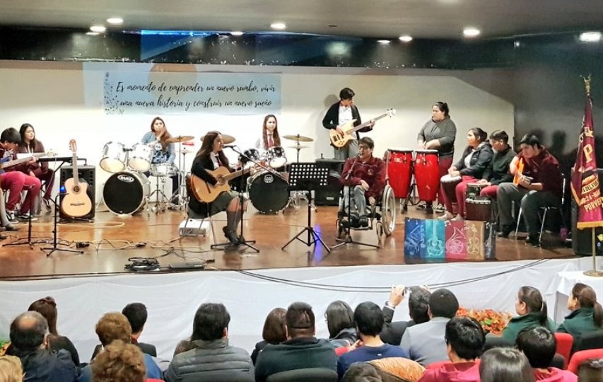 Presentación artística en la inauguración realizada en el liceo Hernando de Magallanes. 