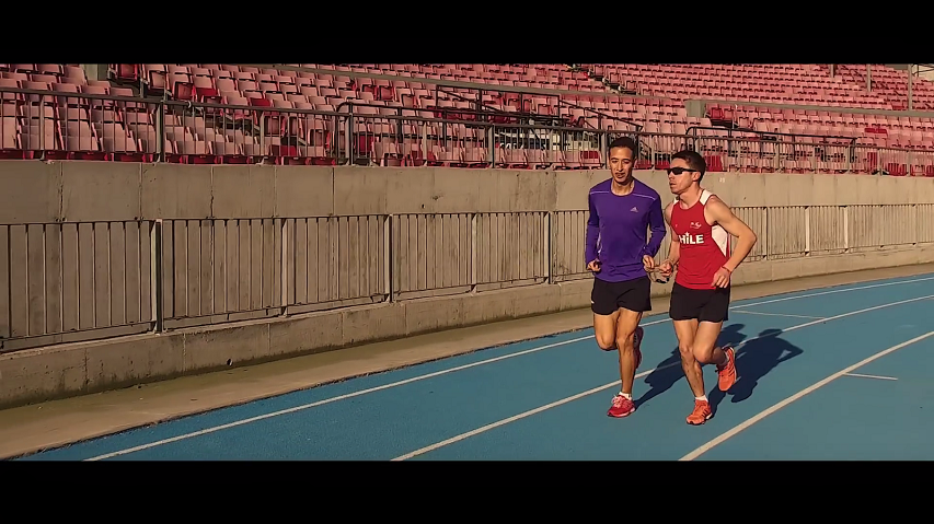 Cristian Valenzuela junto a su guía entrenando. 
