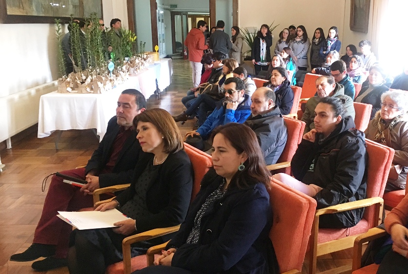 Autoridades junto a las personas que asistieron a la actividad.