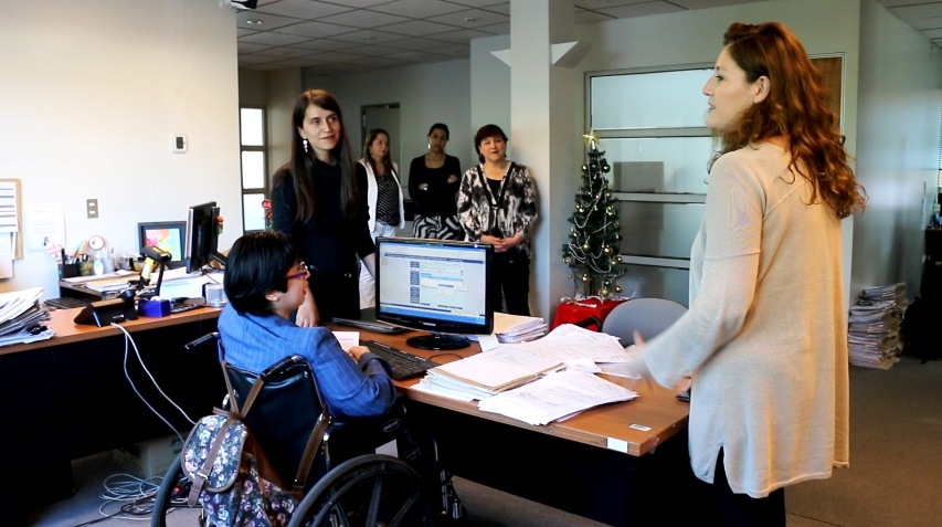 Director Regional de Senadis junto a persona beneficiada por la iniciativa.