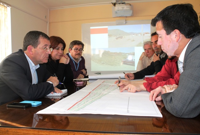 Autoridades analizando los planos de primer Parque Inclusivo de la región de Coquimbo