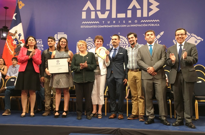 Presidenta Bachelet entregado reconocimiento a equipo de Inclub.