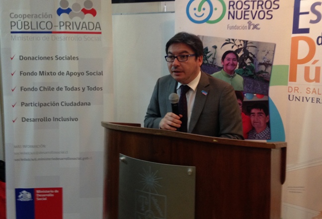 Ministro Marcos Barraza en conversatorio sobre vida independiente de fundación Rostros Nuevos
