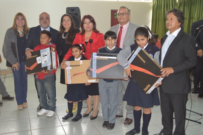 Autoridades junto a estudiantes beneficiados con ayudas técnicas. 