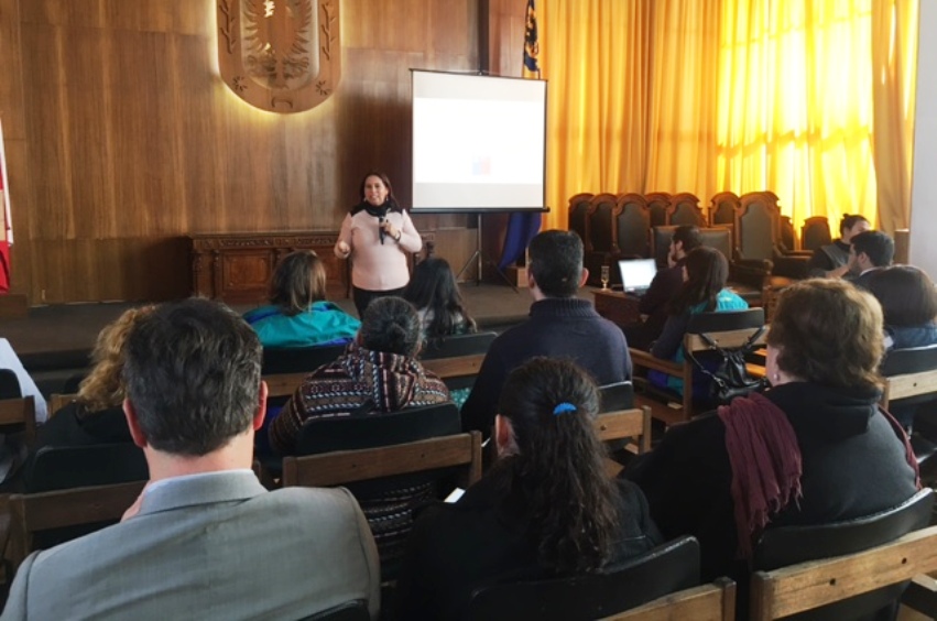 Directora Regional de Senadis expone en la actividad.