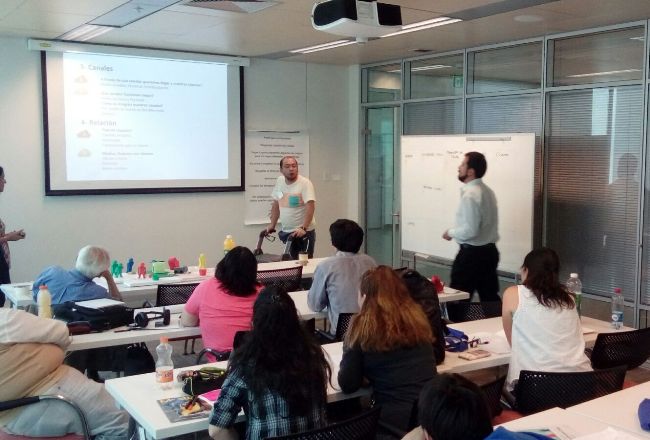 Fotografía de personas en una sala de clase - Fuente: Construyendo Mis Sueños 