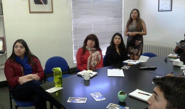 Profesionales de Senadis realizan la capacitación.