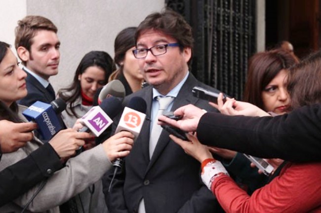 Ministro Marcos Barraza en punto de prensa.