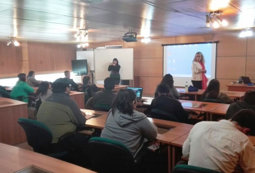 Directora Regional de Senadis expone en la actividad.