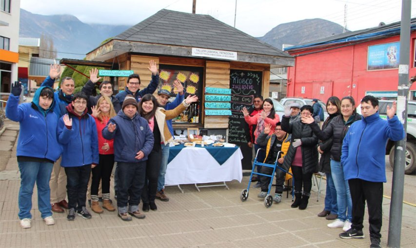 Director Regional de Senadis junto a beneficiarios del proyecto \