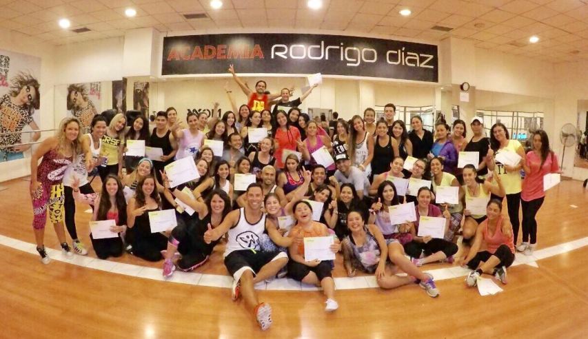 La joven María Paz junto a Rodrigo Díaz y al equipo de nuevas instructoras certificadas.