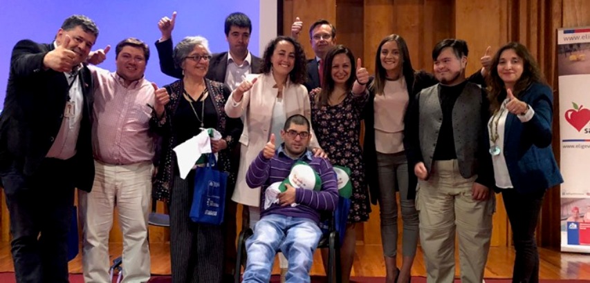 Seremi de Desarrollo Social junto a Matías Ampuero y personas que participaron en el seminario.