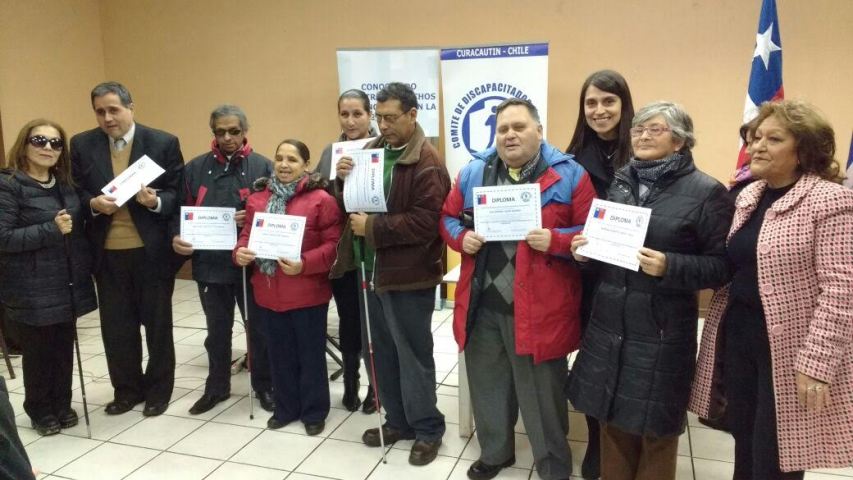 Directora Regional de Senadis junto a las personas beneficiadas por el proyecto.