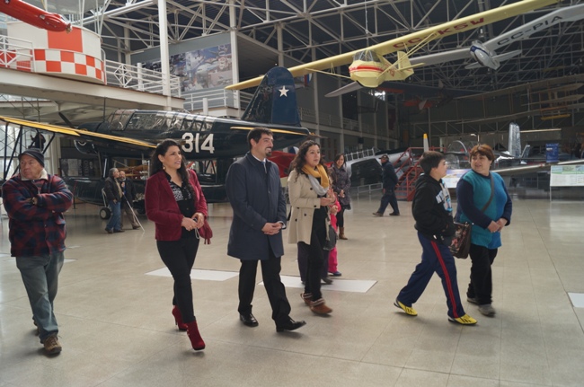 Director Nacional durante el recorrido al Museo Nacional Aeronáutico y del Espacio.
