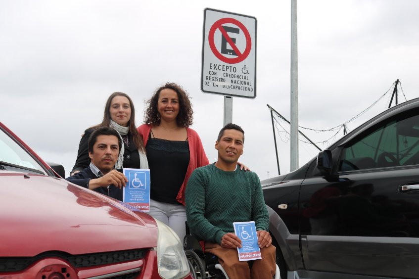 Autoridades junto a personas con discapacidad física que participaron en la actividad.