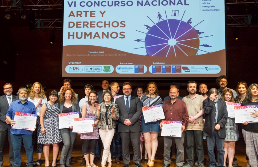 Autoridades junto a realizadores de obras premiadas. 