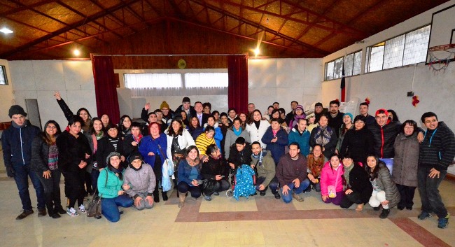 Autoridades junto a las personas beneficiadas
