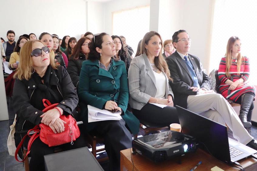 Autoridades junto a las personas que asistieron al lanzamiento de FONAPI.