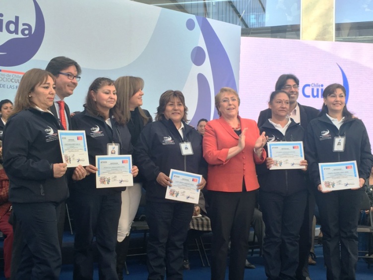 Presidenta Bachelet junto a beneficiarias del Programa Chile Cuida.