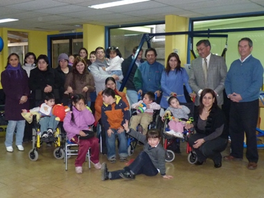 La Coordinadora de Gestión Operativa de Aysén junto a los niños y niñas que se beneficiaron con ayudas técnicas y sus familiares.