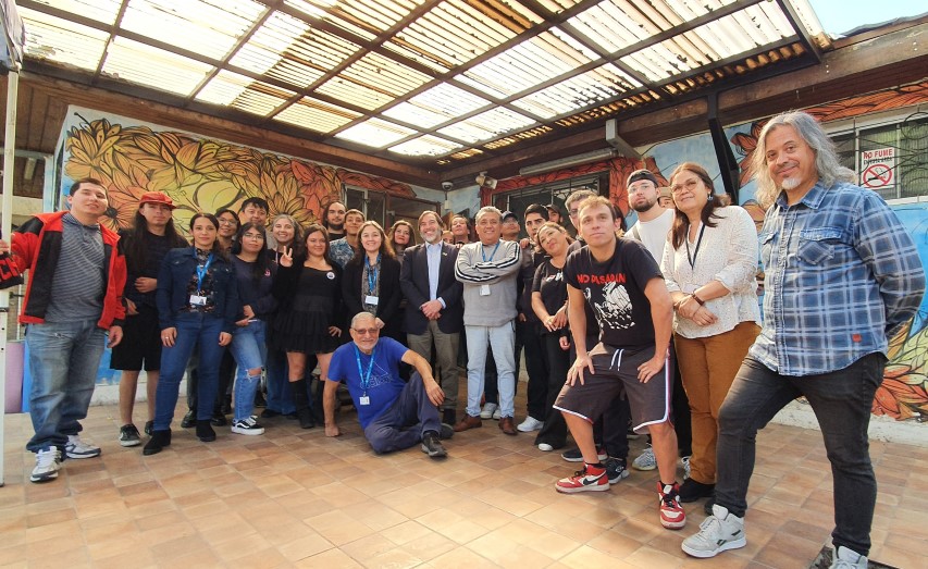 Director junto a comunidad del Centro de Integración Cultural Alsino en La Florida.