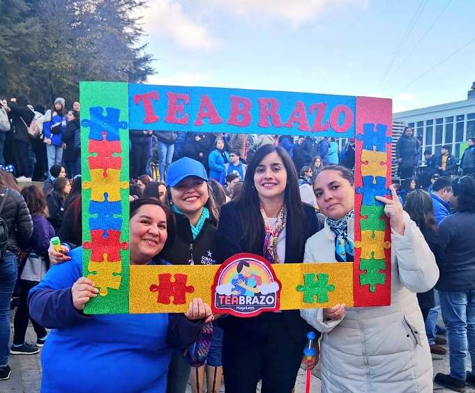 Seremi de Desarrollo Social y Directora Regional (s) de Senadis junto a personas que asistieron a la conmemoración.