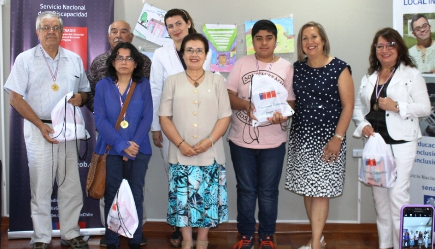 Autoridades junto a los ganadores.