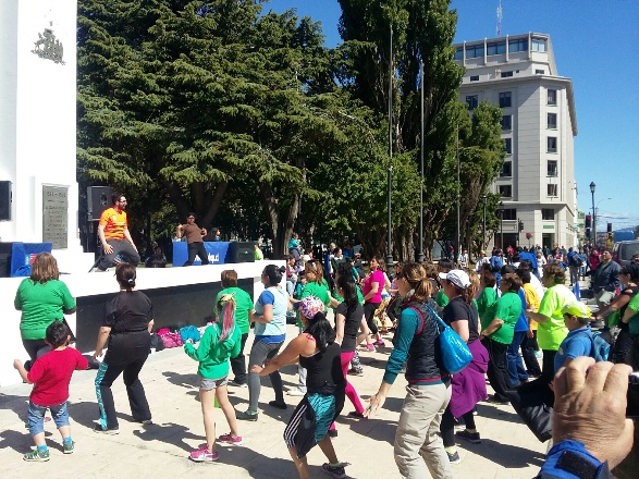 Personas practicando baile entretenido en la Plaza de Armas de Punta Arenas. 