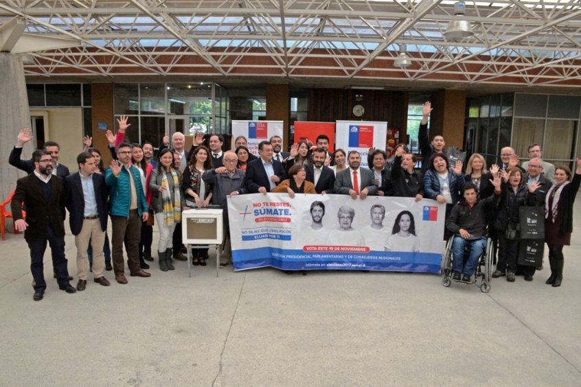 Autoridades junto a las personas que asistieron a la actividad.