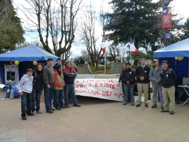 Integrantes de la Agrupación de Sordos de Coyhaique, ASCOY en la Plaza de Armas de Coyhaique.