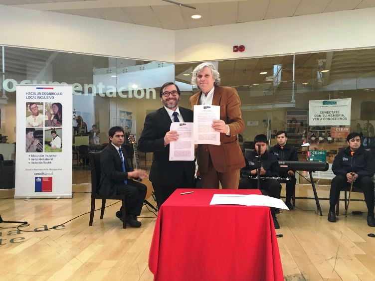 Autoridades exhiben el convenio de colaboración.
