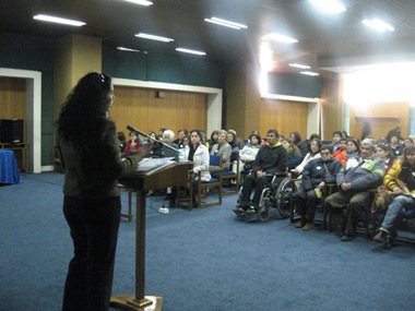 La Coordinadora de Gestión Operativa, Valeria Ortiz hablando al público asistente a la Jornada de Trabajo.