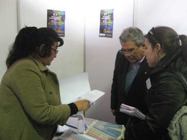 La profesional del SENADIS, Cheril Quiroz entrega información en el stand del Servicio en la Tercera Feria Laboral Sence.