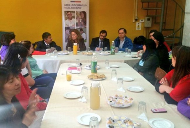 Fotografía del Director Nacional junto a representantes de organizaciones. 