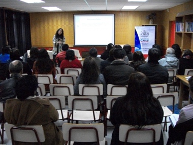 La Coordinadora de Gestión Operativa, Valeria Ortiz, realizando su exposición.