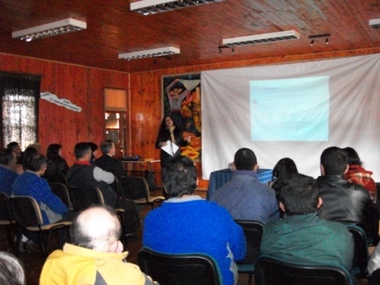 La Coordinadora de Gestión Operativa, Valeria Ortiz junto a los representantes de las organizaciones de Quemchi durante el Encuentro.