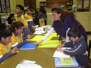 Directora del Senadis compartió con los alumnos del Colegio Santa Lucía en la Mapoteca para personas ciegas.