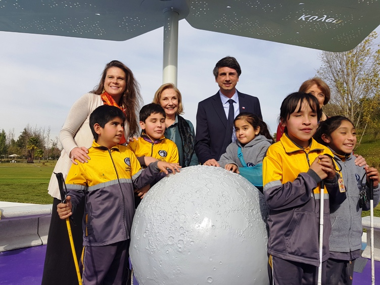 Primera Dama Cecilia Morel junto a las autoridades presentes acompañan a niños de la Escuela Santa Lucía en la inauguración de la primera Plaza Solar.