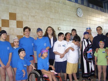 Directora Nacional del Senadis y los niños y jóvenes participantes en natación de los Juegos Paralímpicos.