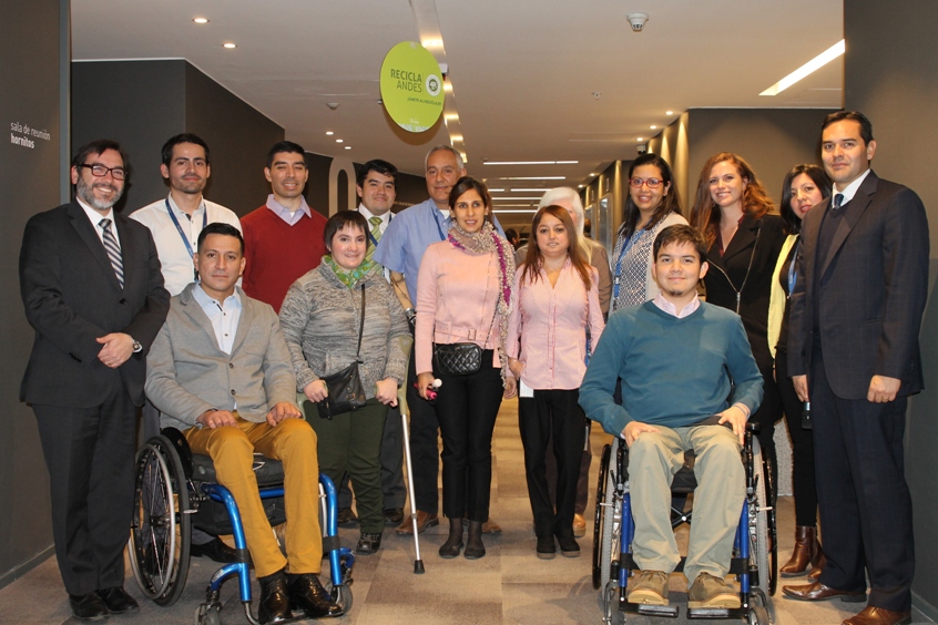 Director Nacional junto a trabajadores que pertenecen a la empresa Caja Los Andes, quienes han sido parte de la inclusión laboral.