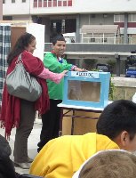 En la fotografía aparece una persona con discapacidad siendo asistiedo en el acto de votar