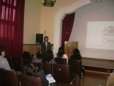 El Coordinador de Gestión Operativa del SENADIS, Carlos Zúñiga realizando una presentación de la Ley N°20.422