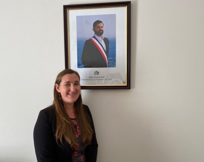 Directora Regional del Senadis Maule en oficina institucional.