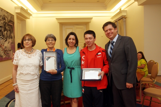 Subsecretaria de Servicios Sociales, Director Nacional (s) de Senadis y Directora Nacional de Senama, entregando reconocimiento a deportista