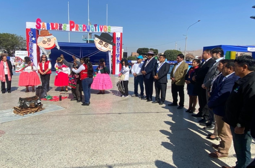 Foto grupal de los participantes en la actividad.